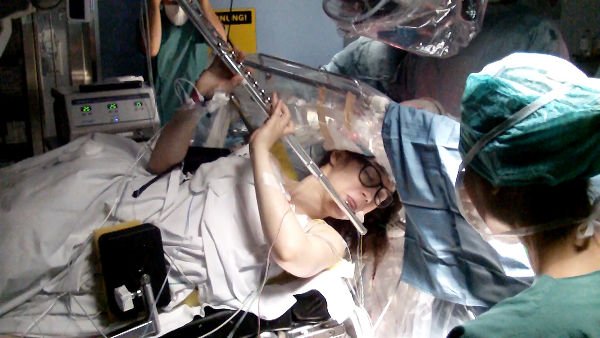 Ρωσίδα φλαουτίστα έπαιζε Μότσαρτ ενώ της έκαναν εγχείρηση εγκεφάλου [εικόνα] | iefimerida.gr 0