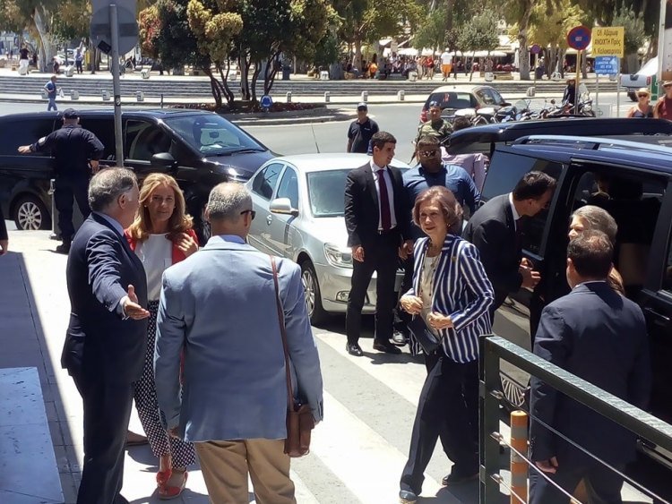 Η τέως βασίλισσα της Ισπανίας, Σοφία, χόρεψε πεντοζάλη σε κρητικό γλέντι [βίντεο] | iefimerida.gr 0