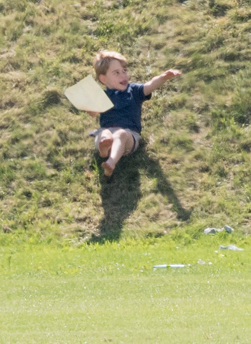 Παπαράτσι: Μικροί διάολοι ο πρίγκιπας Τζορτζ και η Σάρλοτ κυνηγιούνται ξυπόλητοι στο γκαζόν [εικόνες] | iefimerida.gr 12