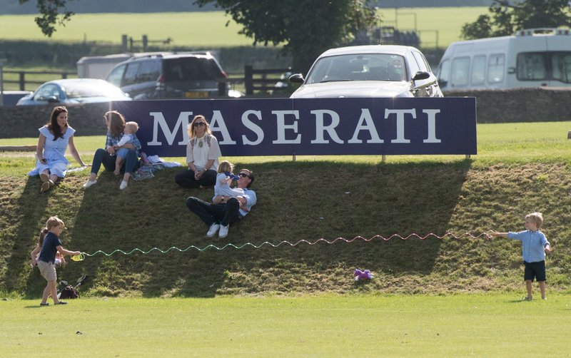 Παπαράτσι: Μικροί διάολοι ο πρίγκιπας Τζορτζ και η Σάρλοτ κυνηγιούνται ξυπόλητοι στο γκαζόν [εικόνες] | iefimerida.gr 9