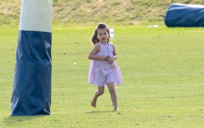 Παπαράτσι: Μικροί διάολοι ο πρίγκιπας Τζορτζ και η Σάρλοτ κυνηγιούνται ξυπόλητοι στο γκαζόν [εικόνες] | iefimerida.gr 7