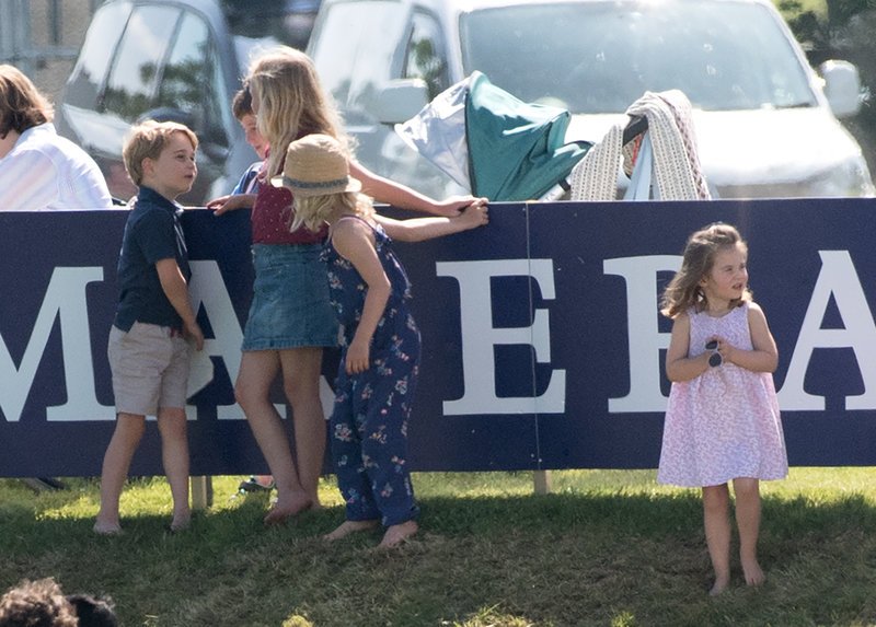 Παπαράτσι: Μικροί διάολοι ο πρίγκιπας Τζορτζ και η Σάρλοτ κυνηγιούνται ξυπόλητοι στο γκαζόν [εικόνες] | iefimerida.gr 8