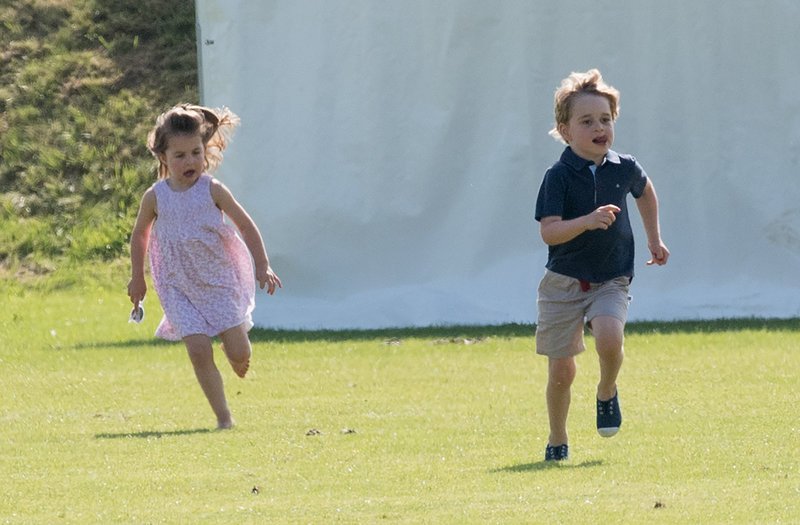 Παπαράτσι: Μικροί διάολοι ο πρίγκιπας Τζορτζ και η Σάρλοτ κυνηγιούνται ξυπόλητοι στο γκαζόν [εικόνες] | iefimerida.gr 6
