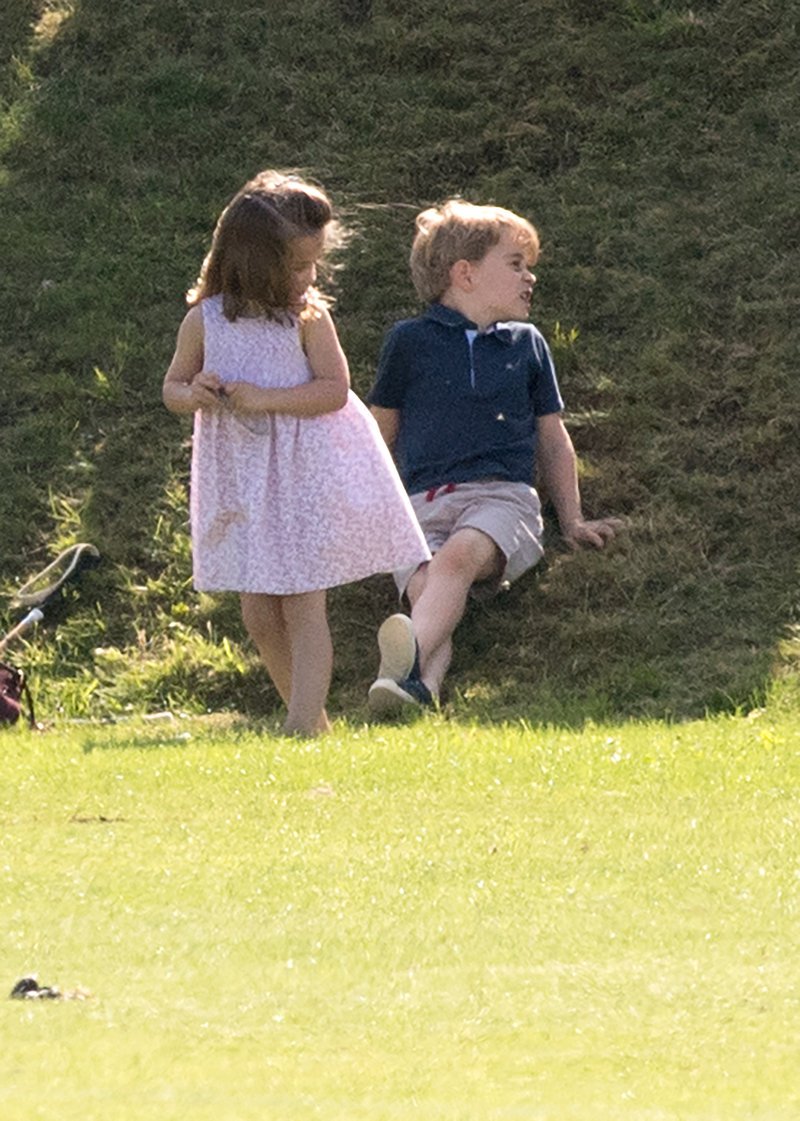 Παπαράτσι: Μικροί διάολοι ο πρίγκιπας Τζορτζ και η Σάρλοτ κυνηγιούνται ξυπόλητοι στο γκαζόν [εικόνες] | iefimerida.gr 2