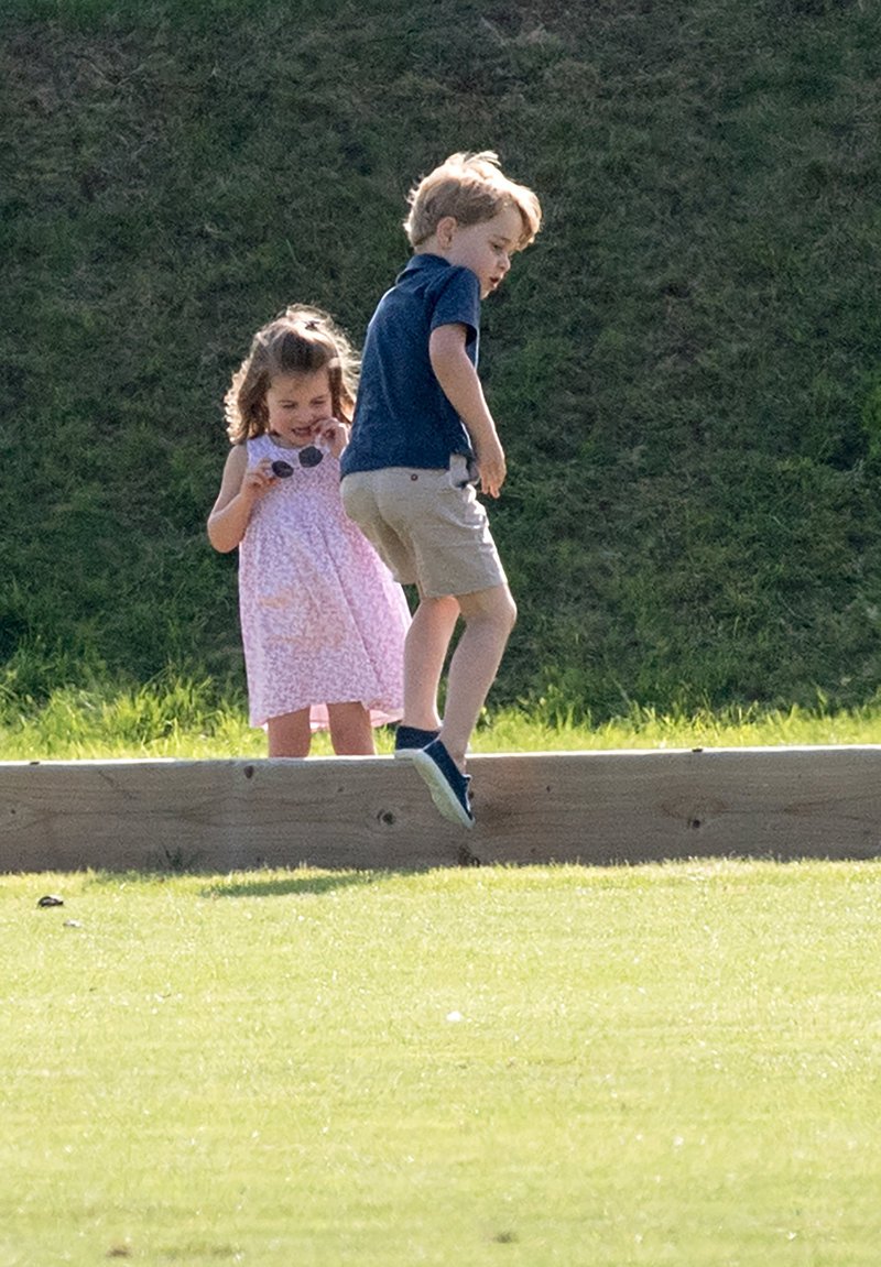 Παπαράτσι: Μικροί διάολοι ο πρίγκιπας Τζορτζ και η Σάρλοτ κυνηγιούνται ξυπόλητοι στο γκαζόν [εικόνες] | iefimerida.gr 5