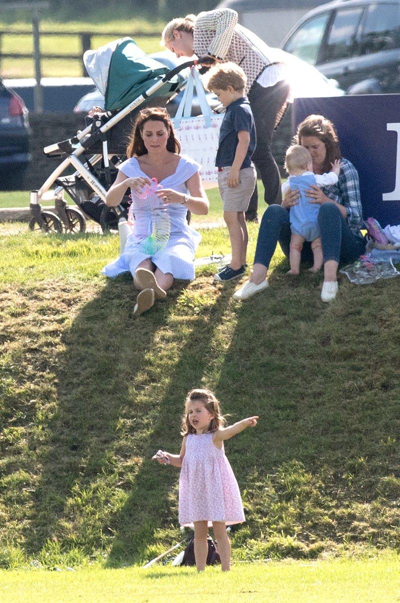 Παπαράτσι: Μικροί διάολοι ο πρίγκιπας Τζορτζ και η Σάρλοτ κυνηγιούνται ξυπόλητοι στο γκαζόν [εικόνες] | iefimerida.gr 1