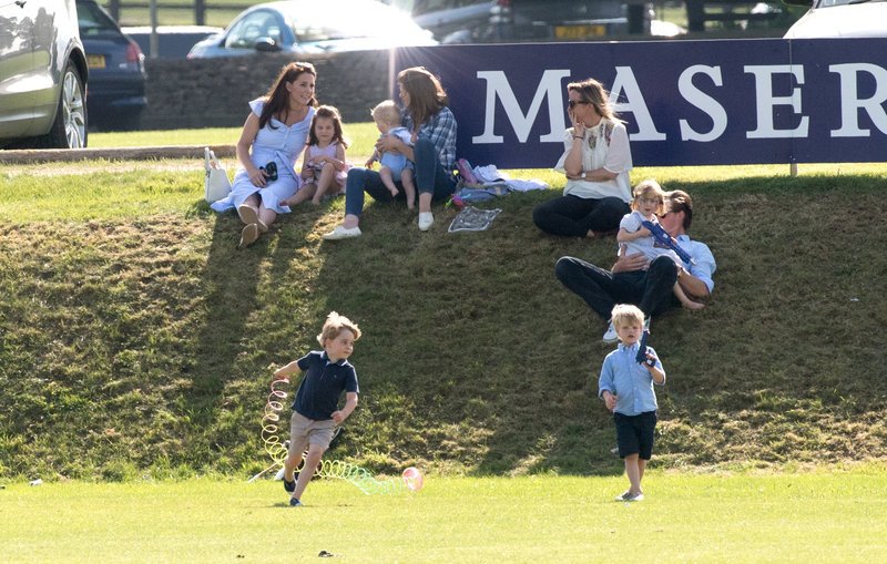 Παπαράτσι: Μικροί διάολοι ο πρίγκιπας Τζορτζ και η Σάρλοτ κυνηγιούνται ξυπόλητοι στο γκαζόν [εικόνες] | iefimerida.gr 0