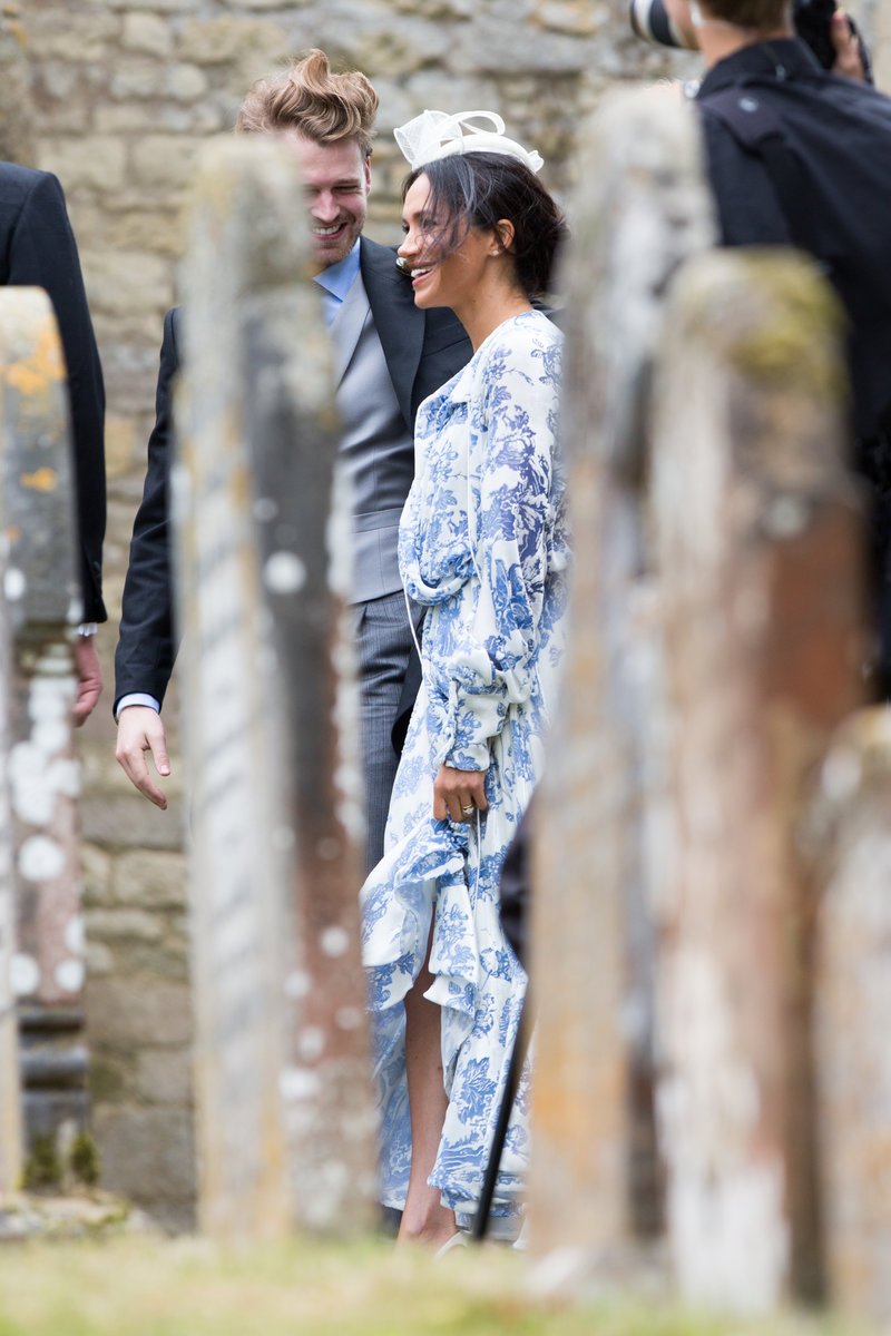 Η 1η στιλιστική αποτυχία της Μέγκαν Μαρκλ -Σε γάμο με φόρεμα 2 νούμερα μεγαλύτερο, παραλίγο να φάει τούμπα [εικόνες] | iefimerida.gr 5