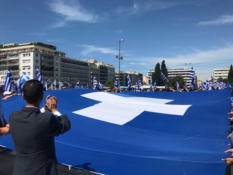 Ξεκίνησε η διαδήλωση στο Σύνταγμα -Ελληνικές σημαίες και το αστέρι της Βεργίνας [εικόνες & βίντεο] | iefimerida.gr 7