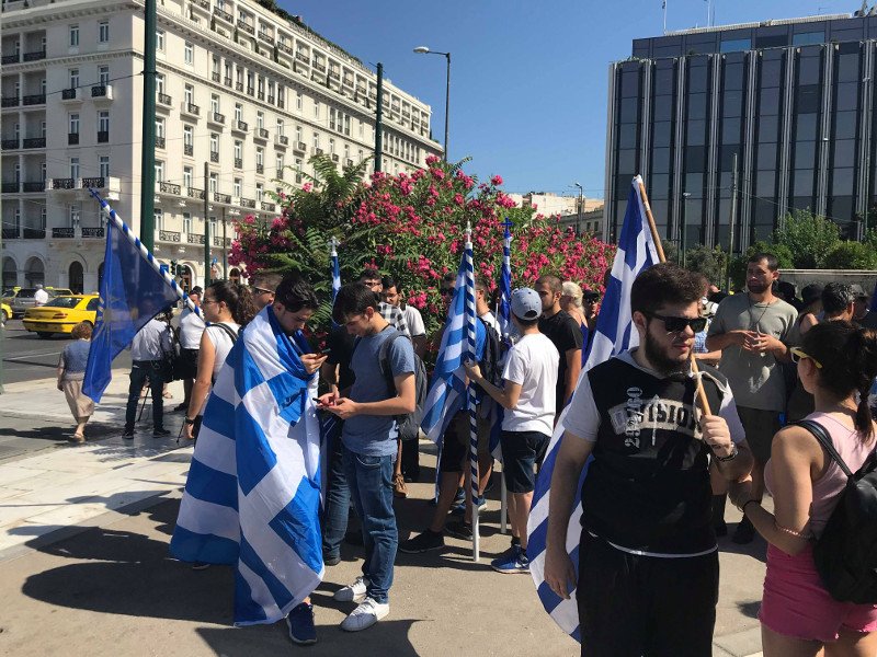 Ξεκίνησε η διαδήλωση στο Σύνταγμα -Ελληνικές σημαίες και το αστέρι της Βεργίνας [εικόνες & βίντεο] | iefimerida.gr 1