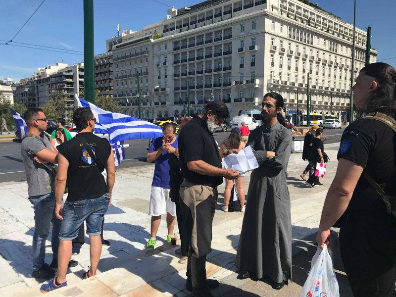 Ξεκίνησε η διαδήλωση στο Σύνταγμα -Ελληνικές σημαίες και το αστέρι της Βεργίνας [εικόνες & βίντεο] | iefimerida.gr 5