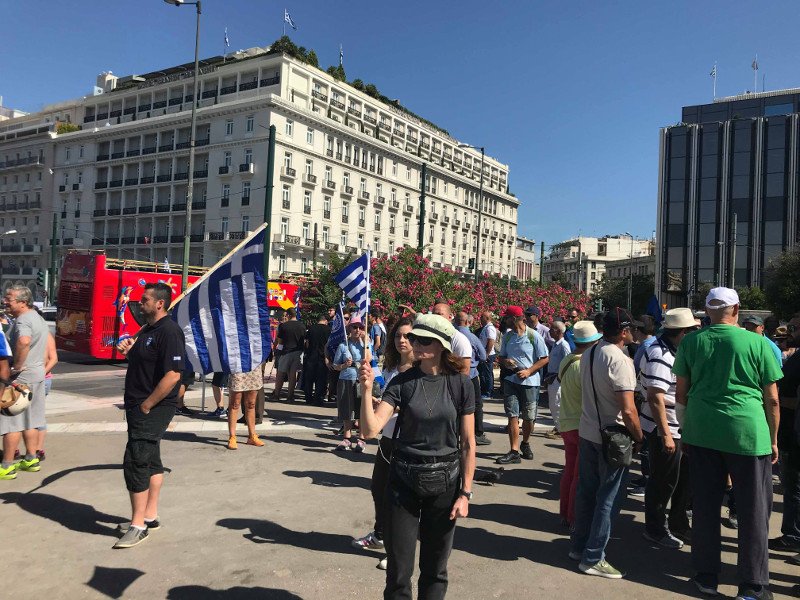 Ξεκίνησε η διαδήλωση στο Σύνταγμα -Ελληνικές σημαίες και το αστέρι της Βεργίνας [εικόνες & βίντεο] | iefimerida.gr 3