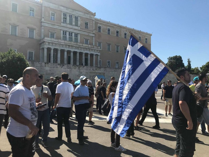 Ξεκίνησε η διαδήλωση στο Σύνταγμα -Ελληνικές σημαίες και το αστέρι της Βεργίνας [εικόνες & βίντεο] | iefimerida.gr 2