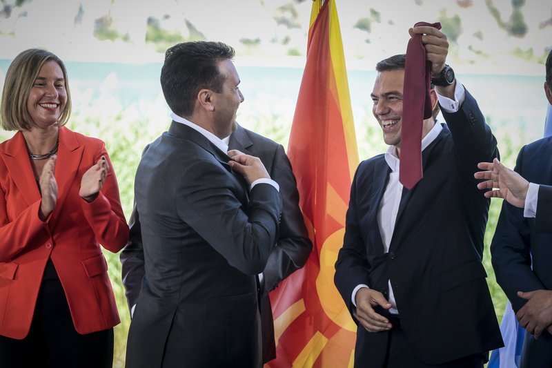 Δείτε καρέ- καρέ την υπογραφή της ιστορικής συμφωνίας Τσίπρα- Ζάεφ [εικόνες & βίντεο] | iefimerida.gr 3