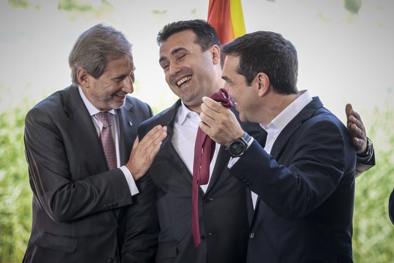 Δείτε καρέ- καρέ την υπογραφή της ιστορικής συμφωνίας Τσίπρα- Ζάεφ [εικόνες & βίντεο] | iefimerida.gr 2