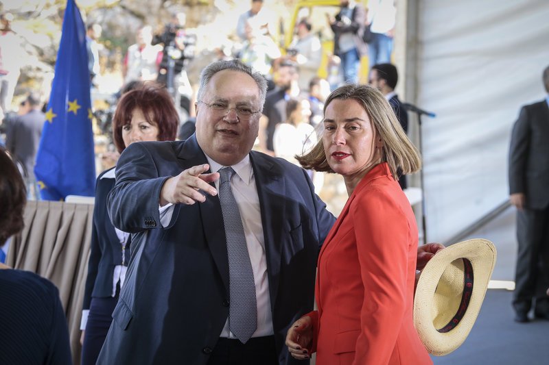 Δείτε καρέ- καρέ την υπογραφή της ιστορικής συμφωνίας Τσίπρα- Ζάεφ [εικόνες & βίντεο] | iefimerida.gr 11