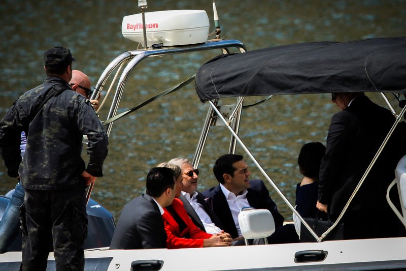 Δείτε καρέ- καρέ την υπογραφή της ιστορικής συμφωνίας Τσίπρα- Ζάεφ [εικόνες & βίντεο] | iefimerida.gr 4