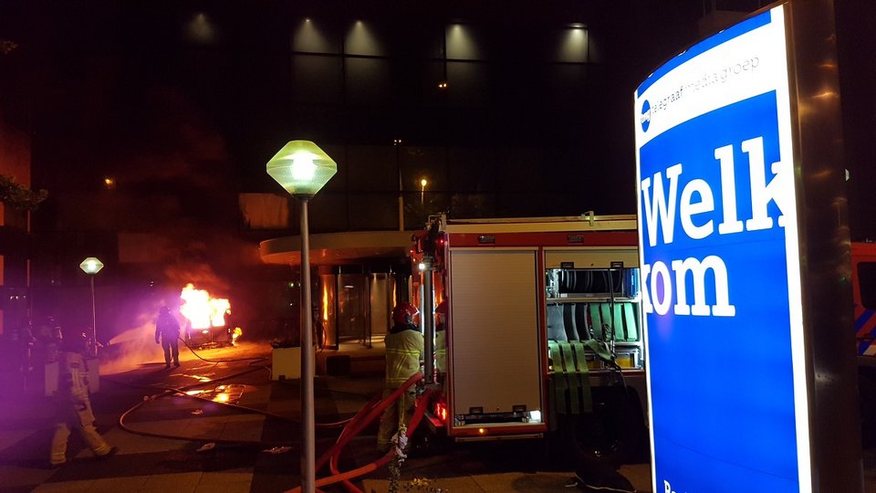 Ολλανδία: Φορτηγό έπεσε στα γραφεία της εφημερίδας De Telegraaf και τυλίχτηκε στις φλόγες [βίντεο] | iefimerida.gr 0