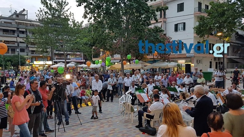 Ο Μπουτάρης εγκαινίασε την αναπλασμένη πλατεία Στ. Καραμανλή στη Χαριλάου [εικόνες] | iefimerida.gr 3