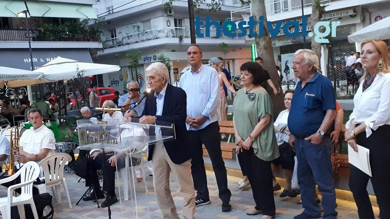 Ο Μπουτάρης εγκαινίασε την αναπλασμένη πλατεία Στ. Καραμανλή στη Χαριλάου [εικόνες] | iefimerida.gr 4