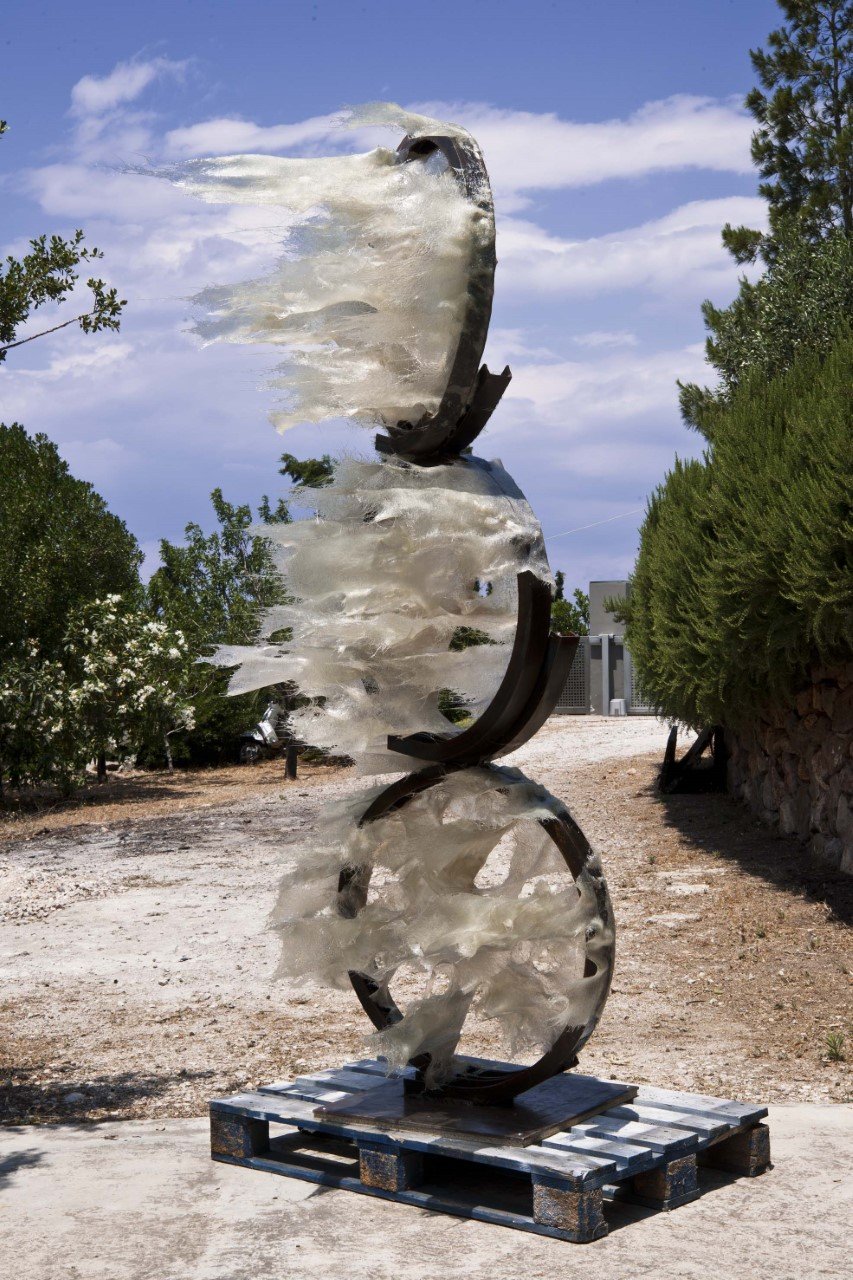 Φύσημα, 2018, σίδερο και γυαλί, 2,5 x 0,85 x 0,70 μ.