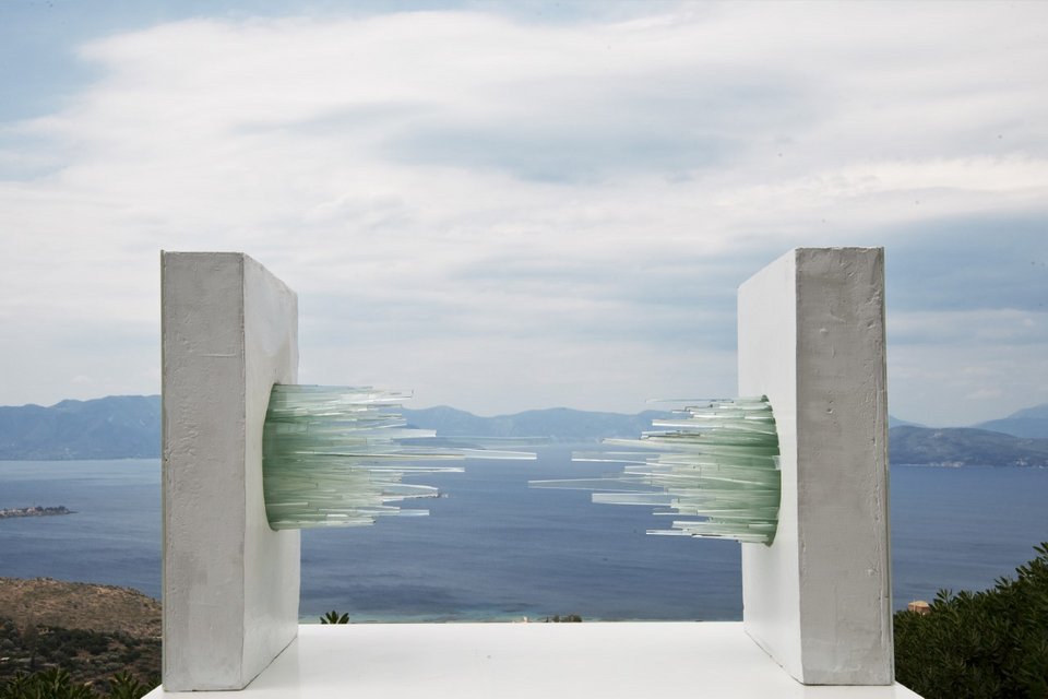 Χωρίς τίτλο, 2018, γύψος και γυαλί, ύψος 0,70 x 0,50 μ., μήκος 1,25 μ.