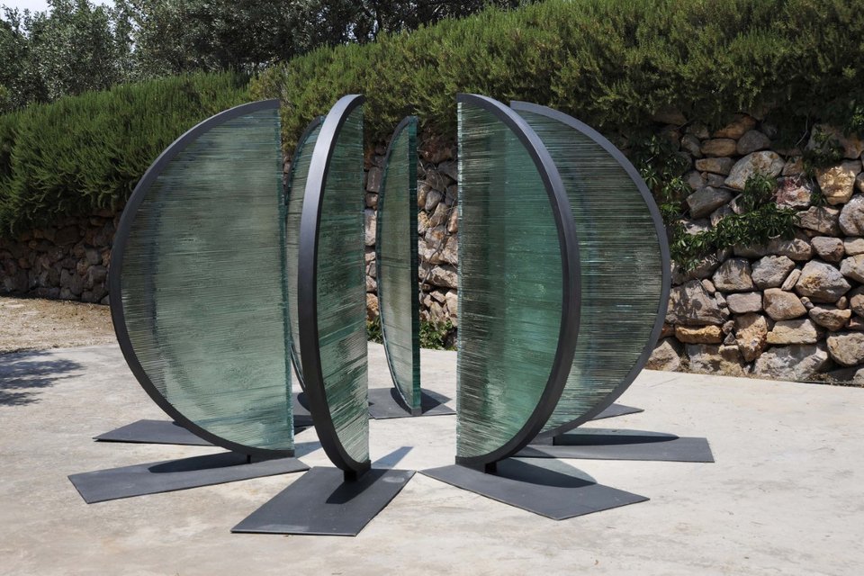 Υδρόγειος, 2018, σίδερο και γυαλί, 1,74 x 0,87 μ. έκαστο