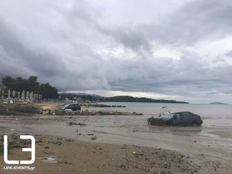 Χαλκιδική: Χάος από τη σφοδρή κακοκαιρία -Αυτοκίνητα στη θάλασσα, χείμαρροι οι δρόμοι [εικόνες & βίντεο] | iefimerida.gr 0
