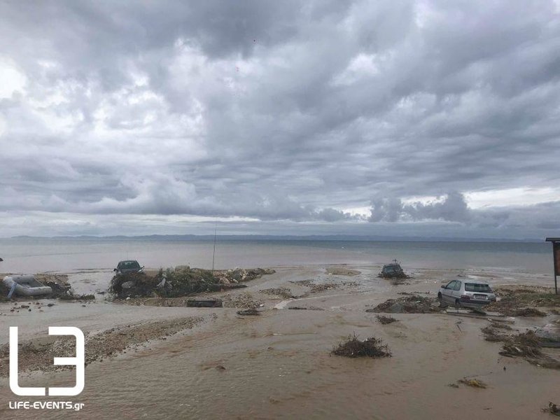 Χαλκιδική: Χάος από τη σφοδρή κακοκαιρία -Αυτοκίνητα στη θάλασσα, χείμαρροι οι δρόμοι [εικόνες & βίντεο] | iefimerida.gr 1