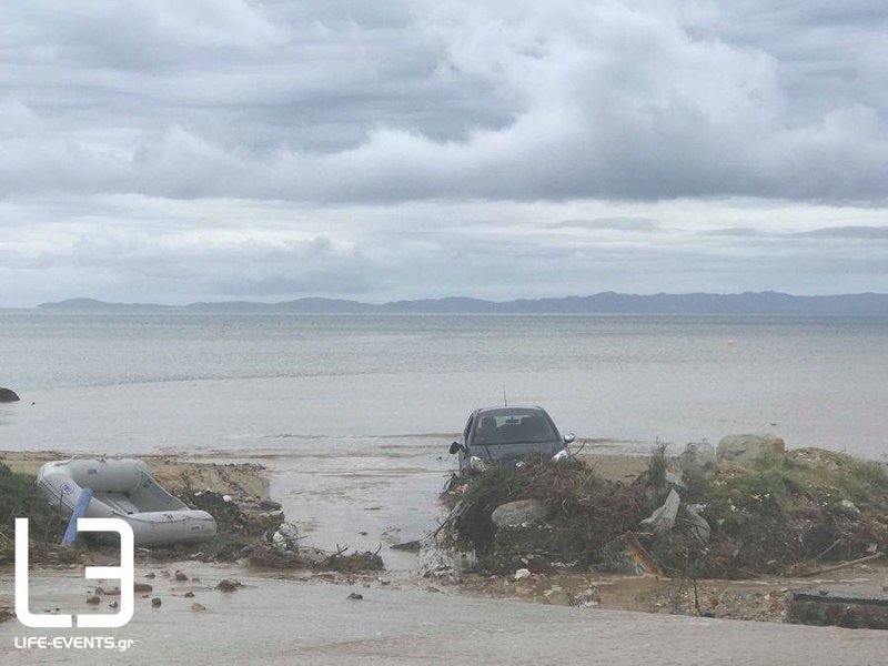 Χαλκιδική: Χάος από τη σφοδρή κακοκαιρία -Αυτοκίνητα στη θάλασσα, χείμαρροι οι δρόμοι [εικόνες & βίντεο] | iefimerida.gr 4