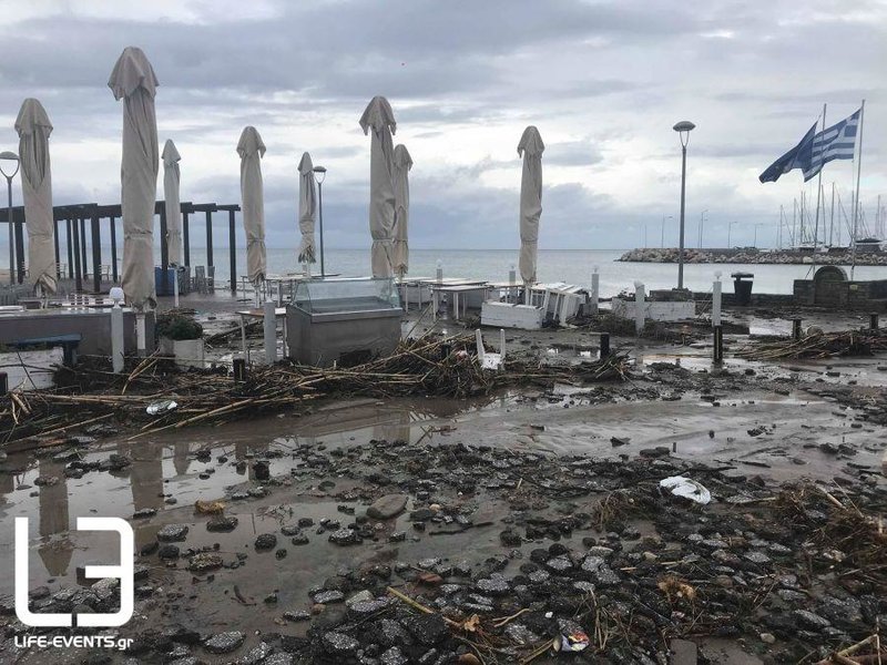 Χαλκιδική: Χάος από τη σφοδρή κακοκαιρία -Αυτοκίνητα στη θάλασσα, χείμαρροι οι δρόμοι [εικόνες & βίντεο] | iefimerida.gr 3