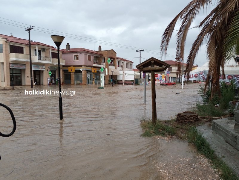Χαλκιδική: Χάος από τη σφοδρή κακοκαιρία -Αυτοκίνητα στη θάλασσα, χείμαρροι οι δρόμοι [εικόνες & βίντεο] | iefimerida.gr 7