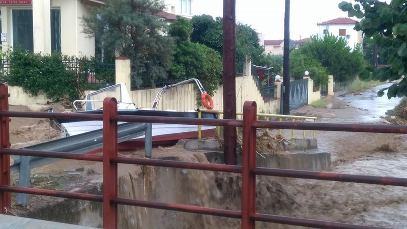 Χαλκιδική: Χάος από τη σφοδρή κακοκαιρία -Αυτοκίνητα στη θάλασσα, χείμαρροι οι δρόμοι [εικόνες & βίντεο] | iefimerida.gr 6