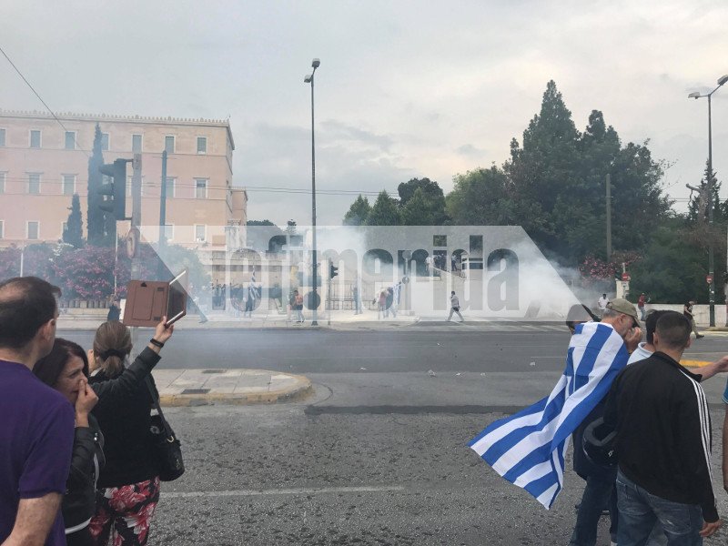 Χημικά, επεισόδια και τραυματίες στο συλλαλητήριο για τη Μακεδονία στο Σύνταγμα [εικόνες & βίντεο] | iefimerida.gr 0