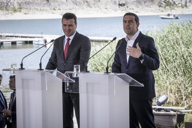 Δείτε καρέ- καρέ την υπογραφή της ιστορικής συμφωνίας Τσίπρα- Ζάεφ [εικόνες & βίντεο] | iefimerida.gr 13