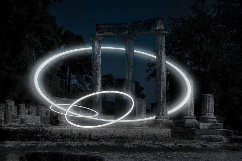 Νυχτερινές φωτογραφίες από Δελφούς, Επίδαυρο, Δήλο, πλάι σε γλυπτά από νέον [εικόνες] | iefimerida.gr 3