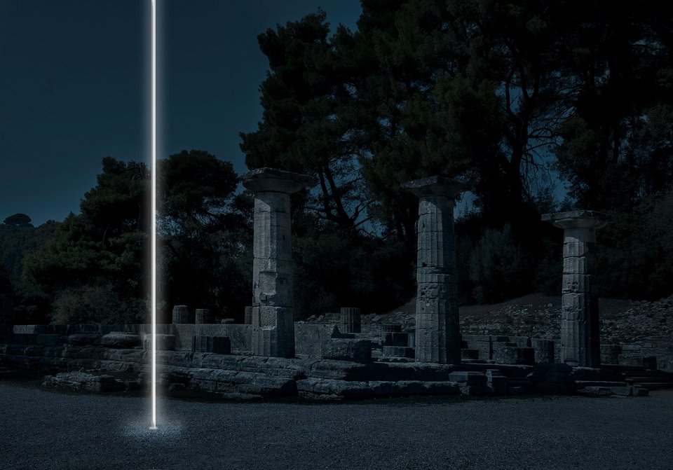 Νυχτερινές φωτογραφίες από Δελφούς, Επίδαυρο, Δήλο, πλάι σε γλυπτά από νέον [εικόνες] | iefimerida.gr 2