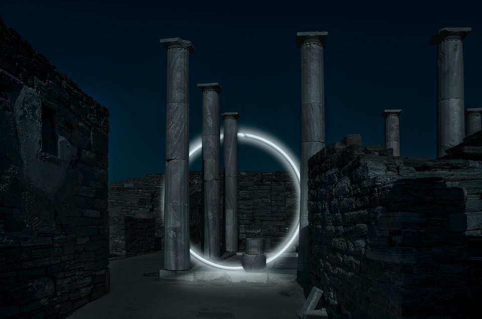 Νυχτερινές φωτογραφίες από Δελφούς, Επίδαυρο, Δήλο, πλάι σε γλυπτά από νέον [εικόνες] | iefimerida.gr 0