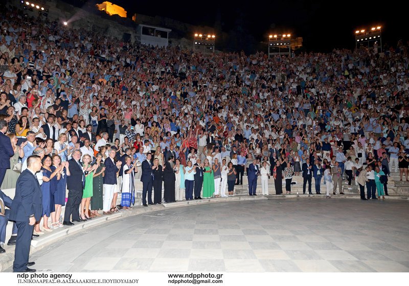 Ηταν όλοι εκεί, ο ΠτΔ, πολιτικοί, τραγουδιστές, καλλιτέχνες, σελέμπριτις