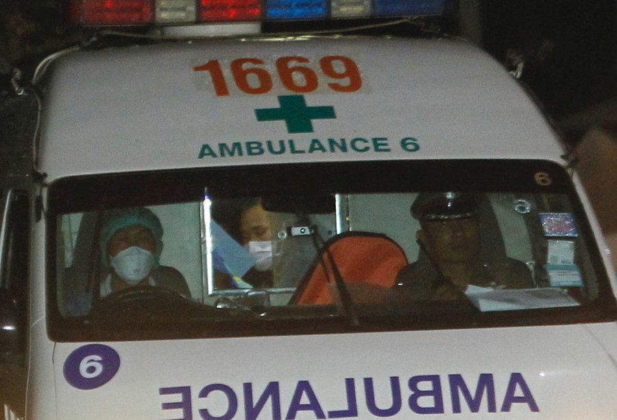 Ασθενοφόρο που μεταφέρει ένα από τα παιδιάμ, φτάνει στο νοσοκομείο -Φωτογραφία: EPA/RUNGROJ YONGRIT