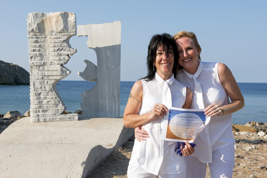 Δύο Βρετανίδες παντρεύτηκαν επίσημα στη Λέσβο -Στα λευκά, στην παραλία Ερεσού [εικόνες]  | iefimerida.gr 0