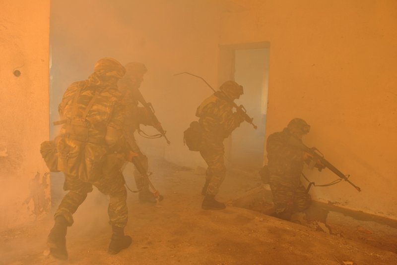 Πάνοπλοι «ράμπο» του ελληνικού στρατού σε ασκήσεις κοντά στη μεθόριο Ελλάδας-ΠΓΔΜ [εικόνες] | iefimerida.gr 0