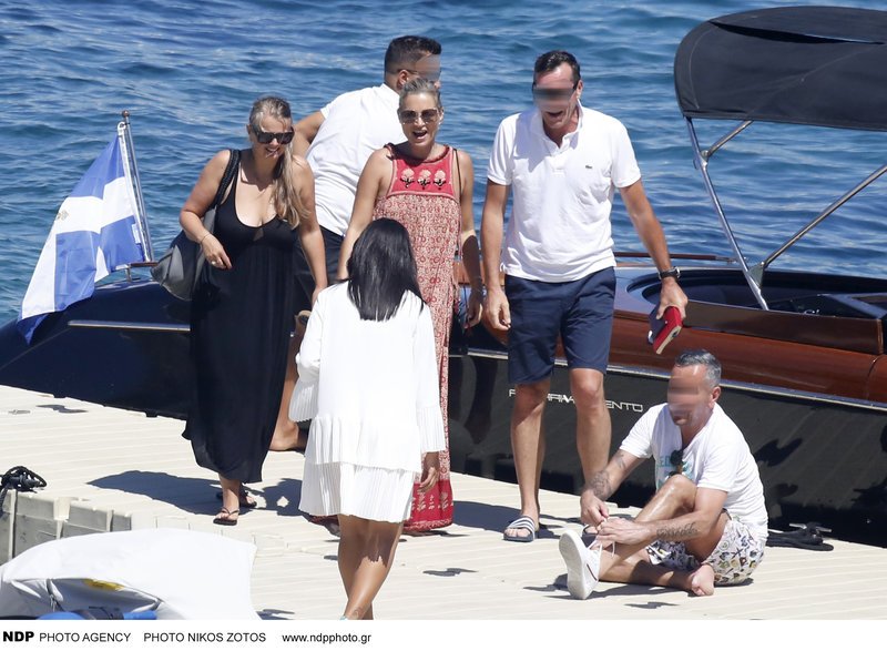 Το τοπ μόντελ μοιάζει ενθουσιασμένο με το Νησί των Ανέμων