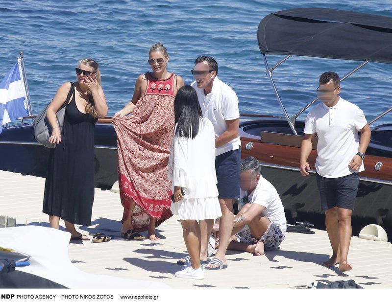 Με την παρέα της συνεχίζει τις βόλτες με σκάφη στο Αιγαίο