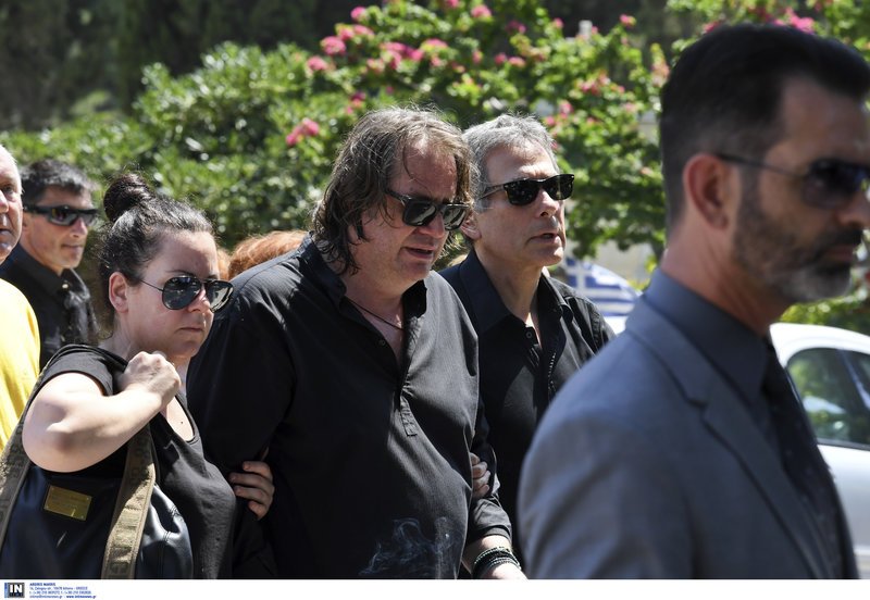 Ο πρώην σύζυγος (Θάνος Καληώρας) και ο νυν, αγκαζέ, στην κηδεία της Τζέσυς Παπουτσή [εικόνες] | iefimerida.gr 2