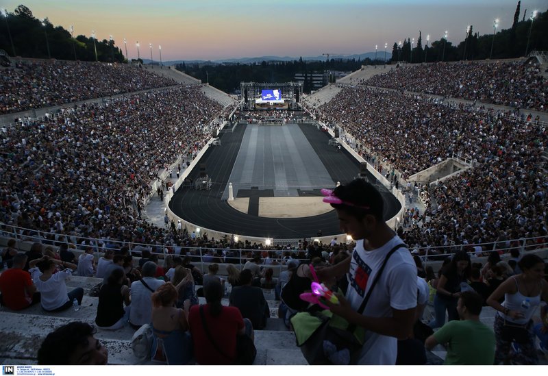 Χιλιάδες κόσμος στη συναυλία για τον Βασίλη Τσιτσάνη στο Καλλιμάρμαρο [εικόνες] | iefimerida.gr 7