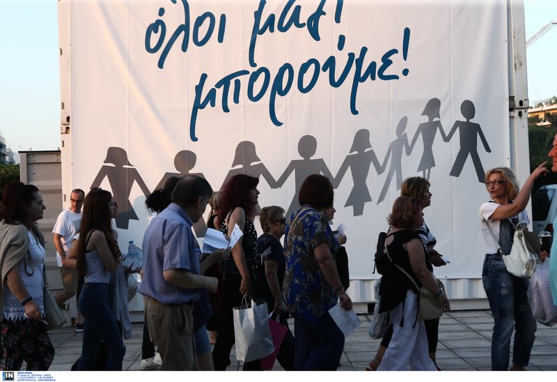 Χιλιάδες κόσμος στη συναυλία για τον Βασίλη Τσιτσάνη στο Καλλιμάρμαρο [εικόνες] | iefimerida.gr 9