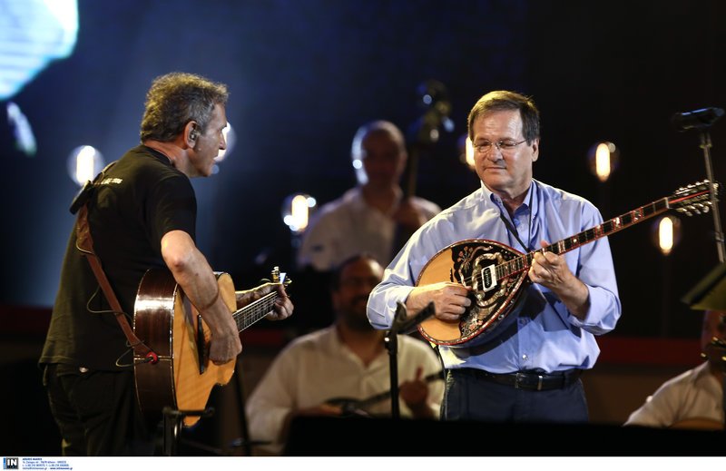 Χιλιάδες κόσμος στη συναυλία για τον Βασίλη Τσιτσάνη στο Καλλιμάρμαρο [εικόνες] | iefimerida.gr 3