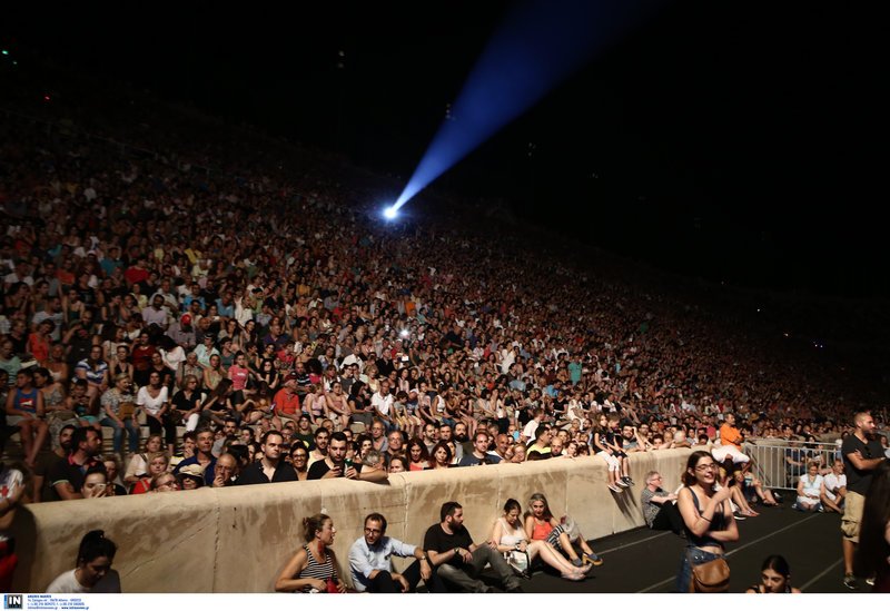 Χιλιάδες κόσμος στη συναυλία για τον Βασίλη Τσιτσάνη στο Καλλιμάρμαρο [εικόνες] | iefimerida.gr 5