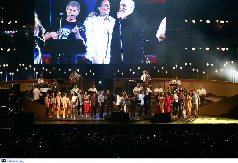 Χιλιάδες κόσμος στη συναυλία για τον Βασίλη Τσιτσάνη στο Καλλιμάρμαρο [εικόνες] | iefimerida.gr 1